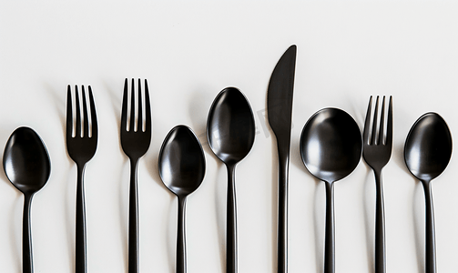 墨西哥白色背景上的黑色金属叉子和勺子
