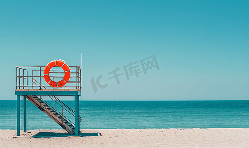 海滩救生塔上装有橙色浮标铁制救援岗亭上的救援浮标