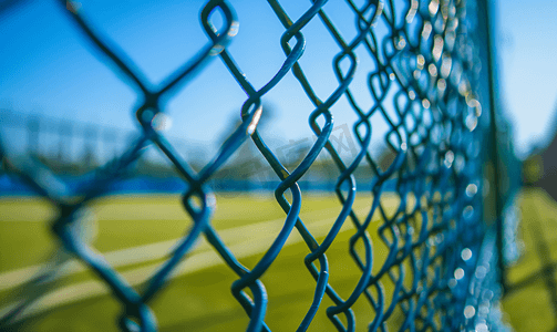 足球球衣号摄影照片_足球门柱周围围栏网的特写