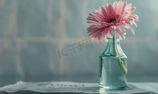 背景是新闻纸报纸墙制成的花插在花瓶里水里