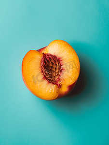 一片多汁成熟的桃子上面有一块特写的石切水果