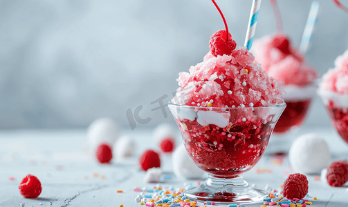 桌上玻璃杯中的红色刨冰雪锥配有糖浆和糖果垂直视图