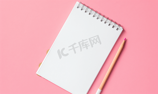 粉色背景上有白页和木铅笔的空白螺旋记事本