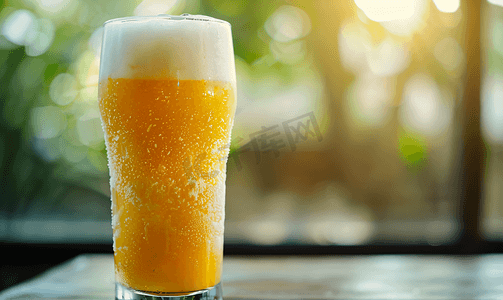 黄金麦摄影照片_桌上玻璃杯中的啤酒冰沙冰冻夏日饮品