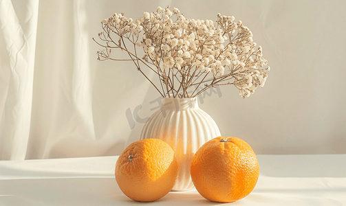 新鲜的橙子和干花插在花瓶里