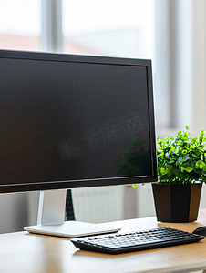 办公室桌子上的个人电脑桌子上的显示器键盘和鼠标