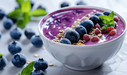桌上有蓝莓和格兰诺拉麦片的冰沙碗有机抗氧化剂饮食食品