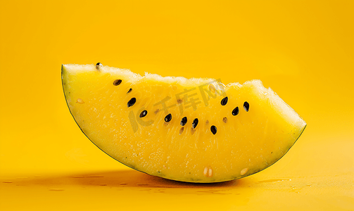 黄色西瓜摄影照片_一块黄色西瓜黄色背景上有种子美味清爽的水果