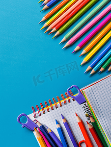学校笔记本和各种文具回到学校概念铅笔钢笔