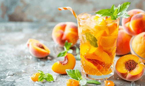 锐澳水果鸡尾酒摄影照片_玻璃杯中的桃子果盘桌上放着吸管和水果夏季有机饮料