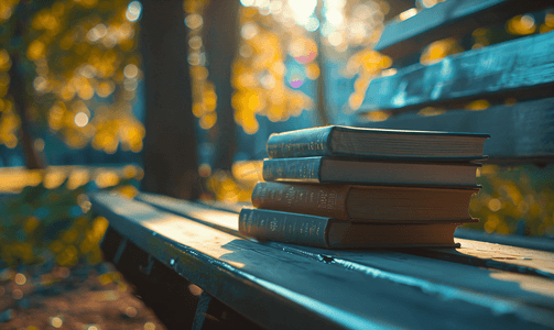 一堆精装书打开的书躺在长凳上