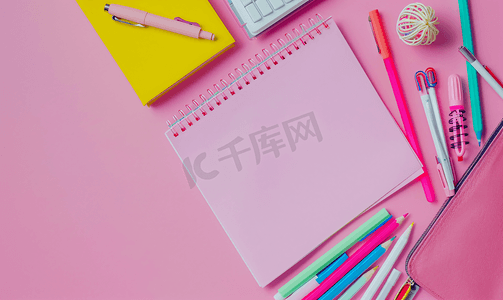 学校笔记和粉红色背景的着陆返回学校家庭学习创意