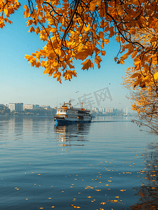 船在第聂伯河上航行秋日正午