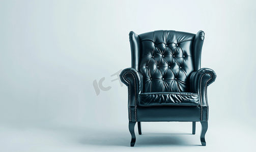 舒适的黑色皮革扶手椅