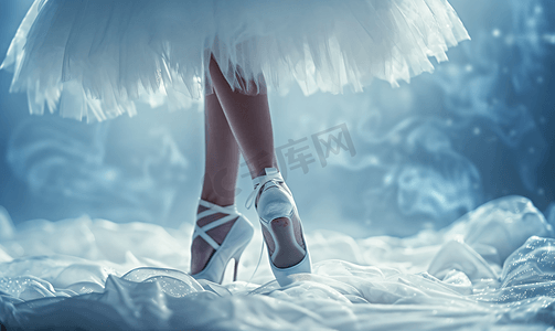 完美位置穿着白色芭蕾舞短裙和拖鞋的芭蕾舞演员腿特写