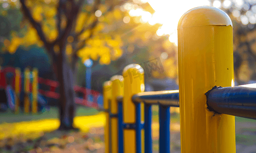 首页儿童摄影照片_游乐场的黄色栅栏柱垂直图像