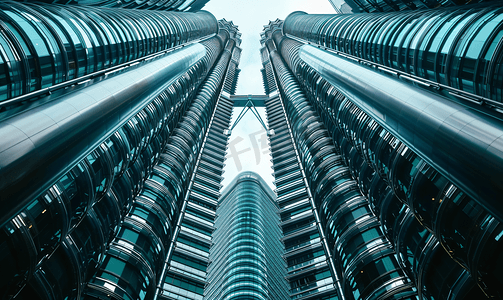 马来西亚吉隆坡现代钢铁和玻璃建筑的近距离观察