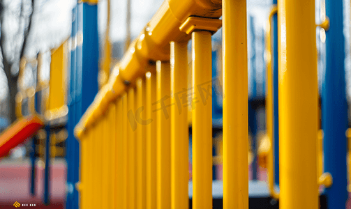 游乐场的黄色栅栏柱垂直图像