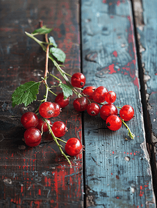 新鲜的草莓水果摄影照片_新鲜的夏季浆果木质背景健康食品