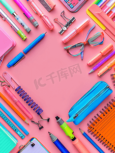 粉红色背景中的各种办公用品回到学校概念