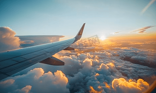 狗年艺术字水墨摄影照片_日落时从飞机上看天空和云彩