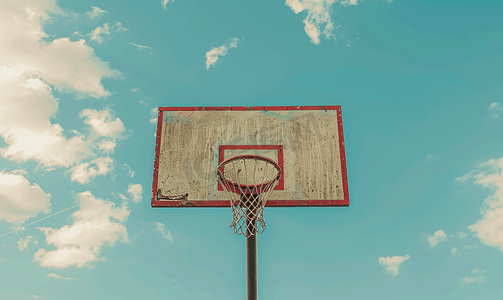 篮球体育摄影照片_户外背景天空篮球筐的镜头