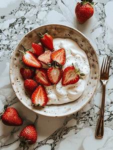 新鲜的草莓水果摄影照片_桌上盘子里的新鲜切片草莓和酸奶健康的维生素甜点