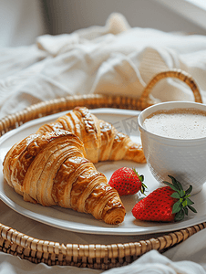 很棒的早餐托盘上的羊角面包草莓和一杯咖啡的特写
