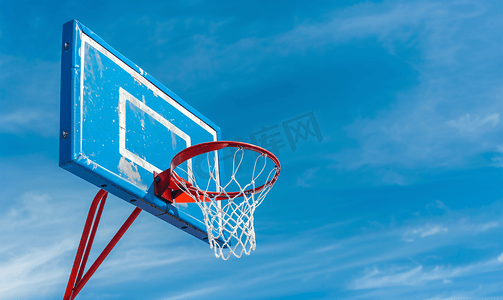户外篮球户外背景天空篮球筐的拍摄