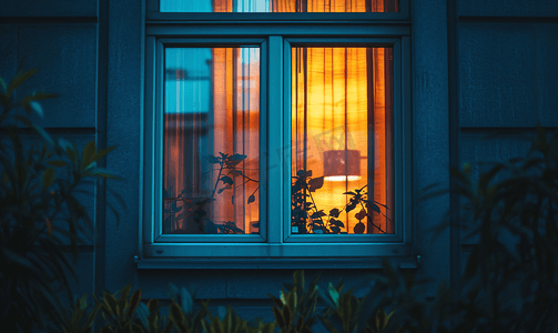 透明矩形玻璃材质摄影照片_建筑物中的窗户单窗黑暗内部的光线晚上的玻璃
