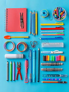 学校物品办公用品工具和配件孤立在蓝色