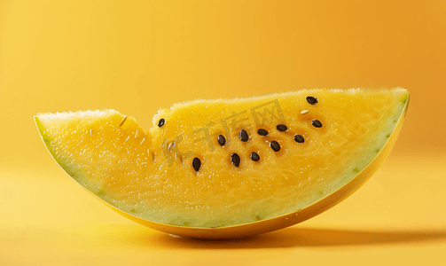 一块黄色西瓜黄色背景上有种子美味清爽的水果