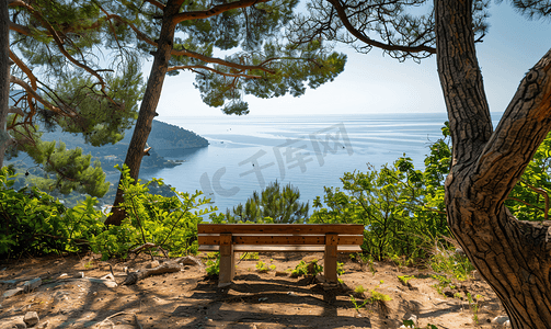 海森摄影照片_森林中一张由天然木材制成的长椅可欣赏海景