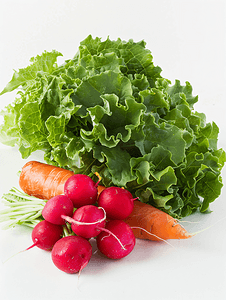 粉红色的萝卜摄影照片_白色背景中的生菜胡萝卜和一束萝卜