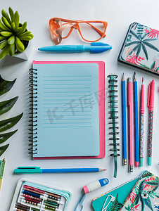 学校笔记本和各种办公用品回到学校概念