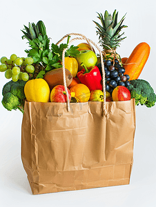 白色背景纸杂货袋中的水果蔬菜和产品