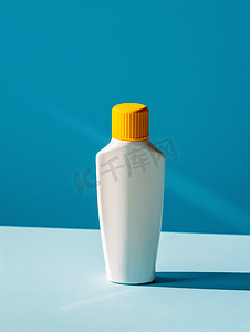 蓝色背景中带黄色帽子的白色塑料瓶和洗发水凝胶