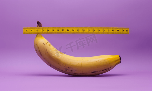 紫色背景上使用黄色尺子测量香蕉成人材料