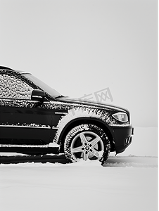 雪佛兰汽车促销摄影照片_被雪覆盖的黑色汽车的侧视图