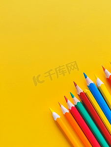 黄色背景顶视图上的彩色铅笔回到学校概念