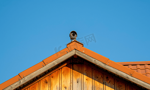 厕所监控摄影照片_私人木屋屋顶上的监控摄像头