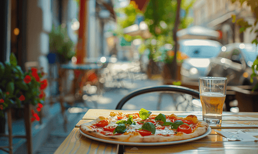 街头咖啡馆桌子上的小素食披萨