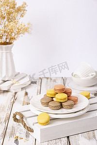 法式香片摄影照片_法式甜品马卡龙白色背景