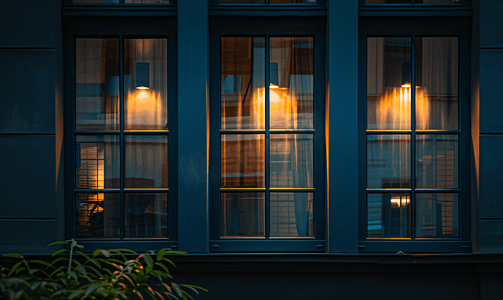 相信光摄影照片_建筑物中的窗户单窗黑暗内部的光线晚上的玻璃