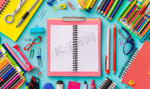 学校笔记本和各种办公用品回到学校概念明亮