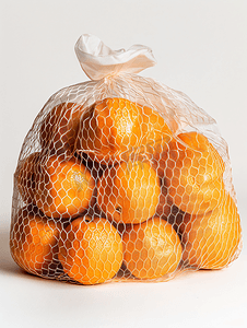白色背景中网袋里的新鲜橙子