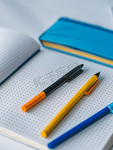 文具打开笔记本铅笔和钢笔贴纸和装订夹复制