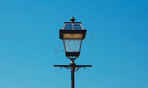 小太阳png摄影照片_蓝天背景上带小太阳能电池板的路灯