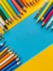 彩色铅笔和记号笔并在纸背景上涂上颜料和副本