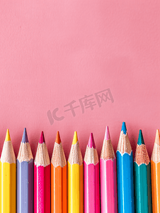 粉红色背景教育概念的彩色木铅笔